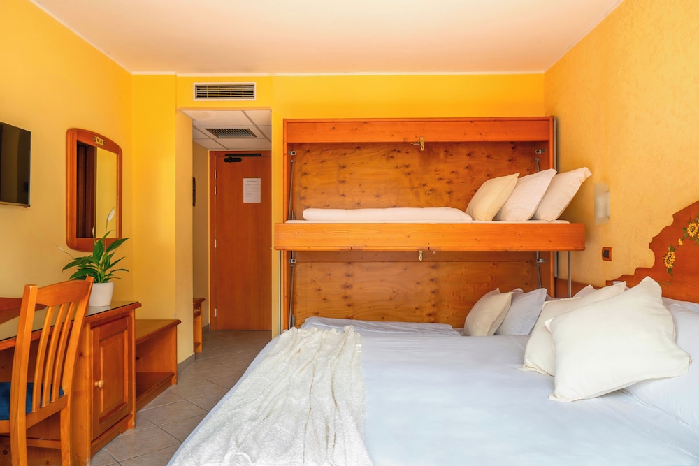 Economy Quadruple Room with Window photo 1