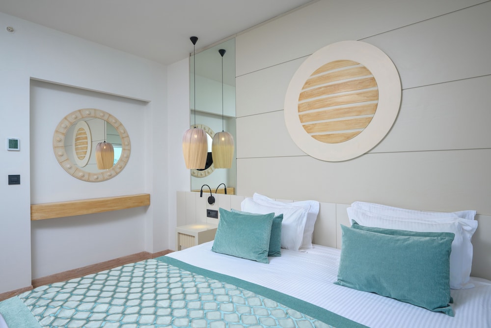 Deluxe Double or Twin Room (Land View) photo 2