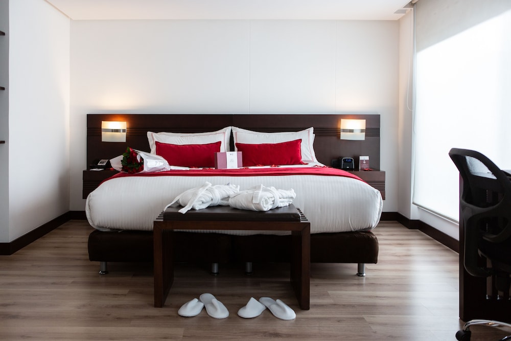Suite, 1 King Bed, Non Smoking (Living Room) - Photo 5