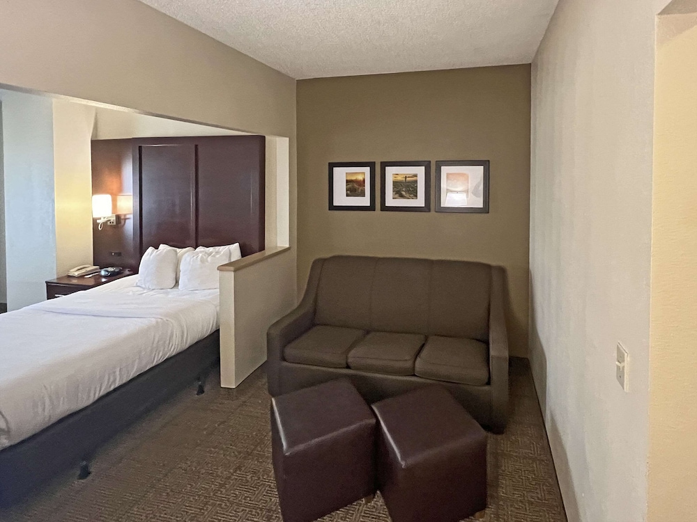 Suite, 1 Queen Bed with Sofa bed, Non Smoking - Photo 3