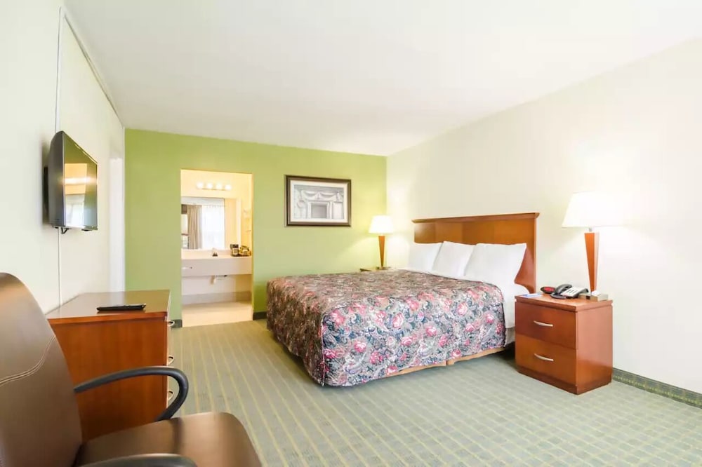 Family Suite, 1 King Bed with Sofa bed, Smoking - Photo 2