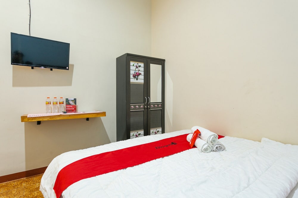 Family Room (RedDoorz) - Photo 4