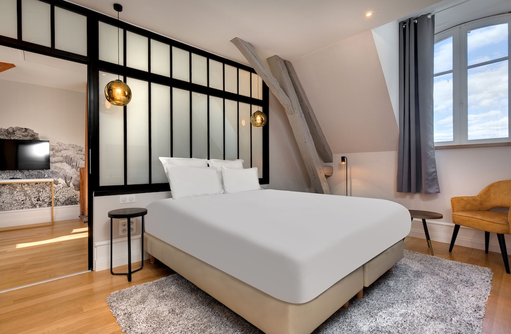 Suite - Photo 1