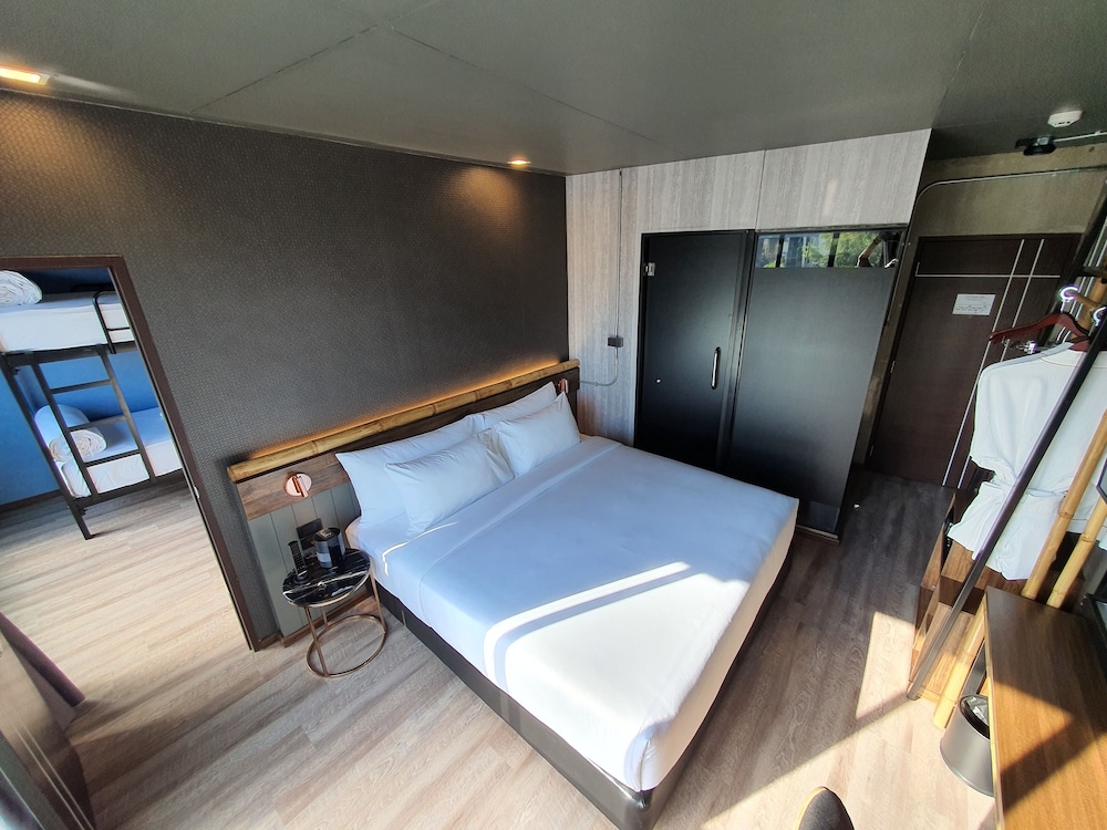 Family Suites Party (OFP) photo 2