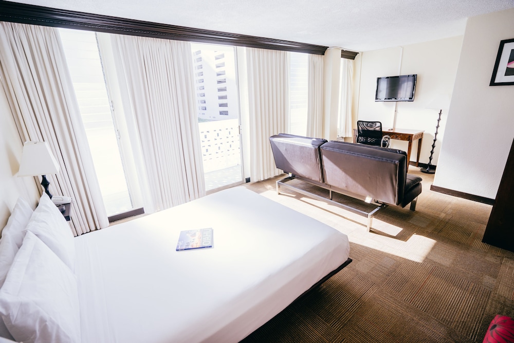 Deluxe Queen Room with Sofa bed photo 3
