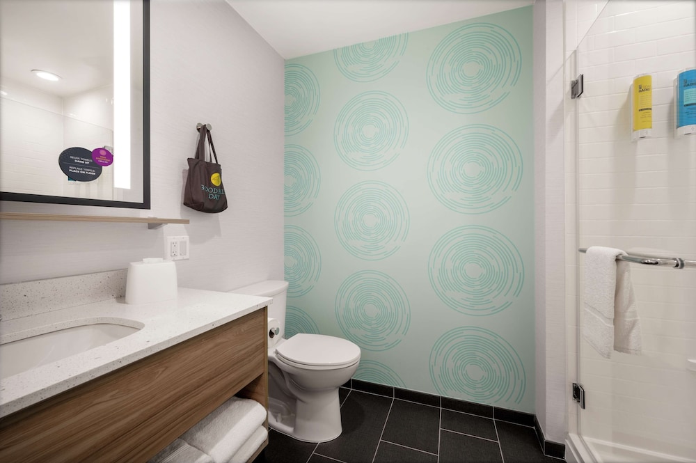 Room, 1 King Bed, Accessible (Hearing) - Photo 3