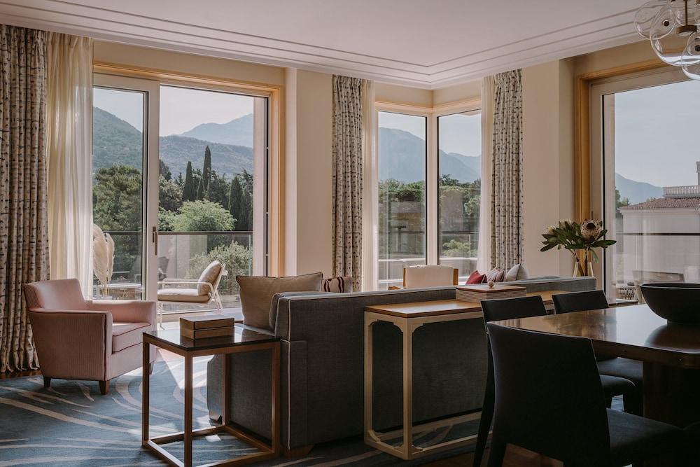 1 Bedroom Suite Dining Kitchen Balcony Aqua