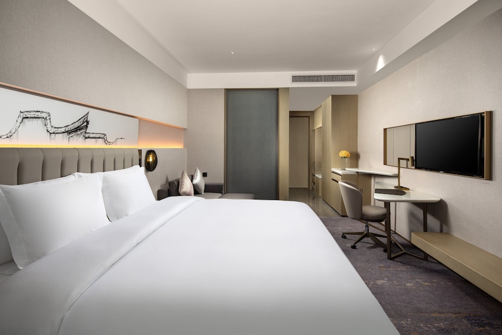 Premium Room, 1 King Bed, Business Lounge Access - Photo 1