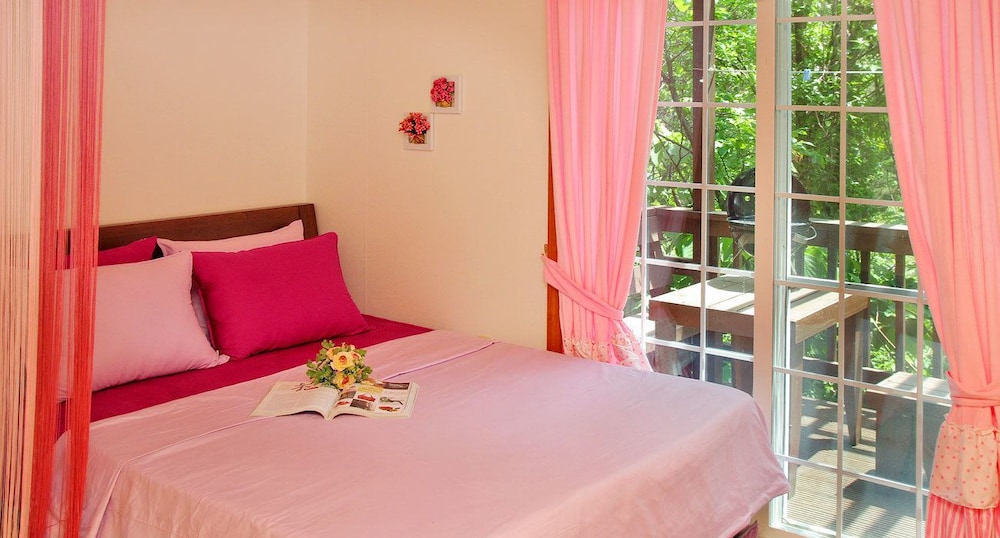 Room (B) photo 1