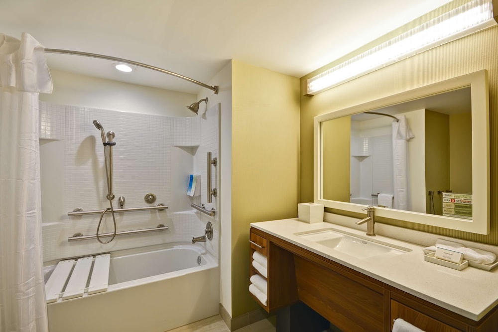 Studio, 1 King Bed, Accessible, Bathtub photo 2