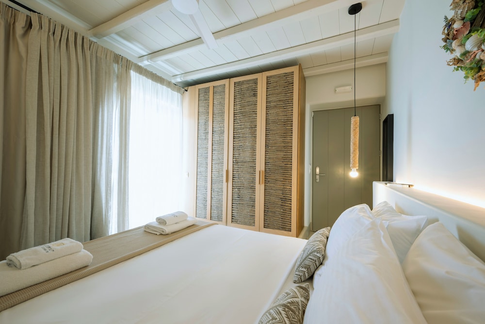 Double Bed Luxury Boutique Suite with Private Plunge Pool - Photo 1