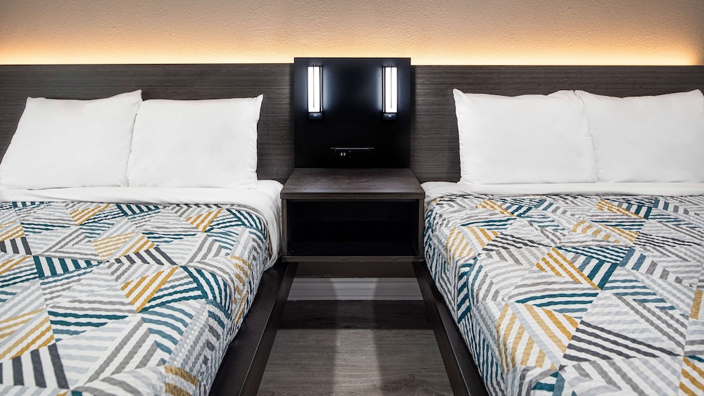 Standard Room, Multiple Beds, Non Smoking - Photo 3