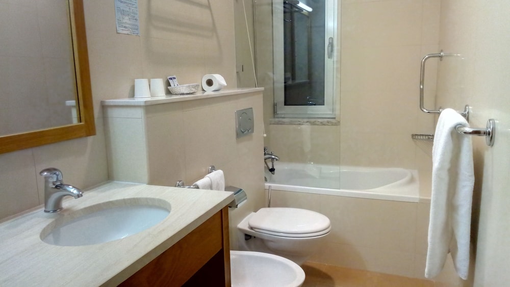 Basic Twin Room - Photo 2