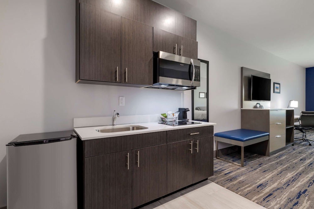 Standard Room, 1 King Bed, Non Smoking, Kitchenette