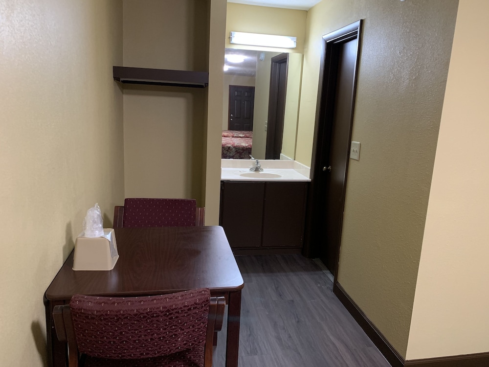 Basic Room, 2 Queen Beds, Non Smoking photo 2