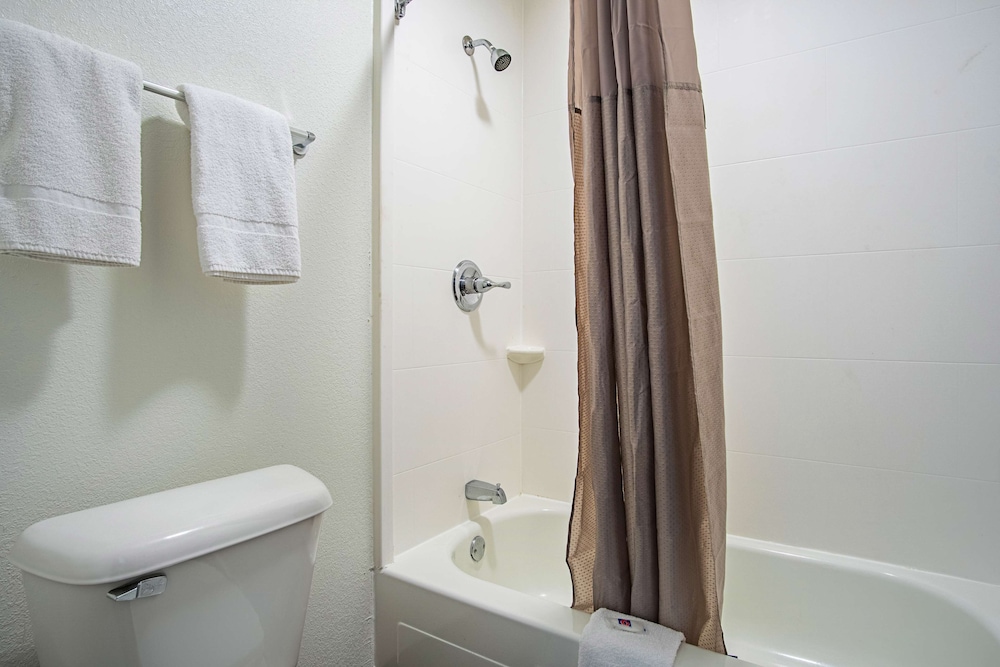 Deluxe Suite, 1 King Bed, Smoking, Hot Tub photo 3