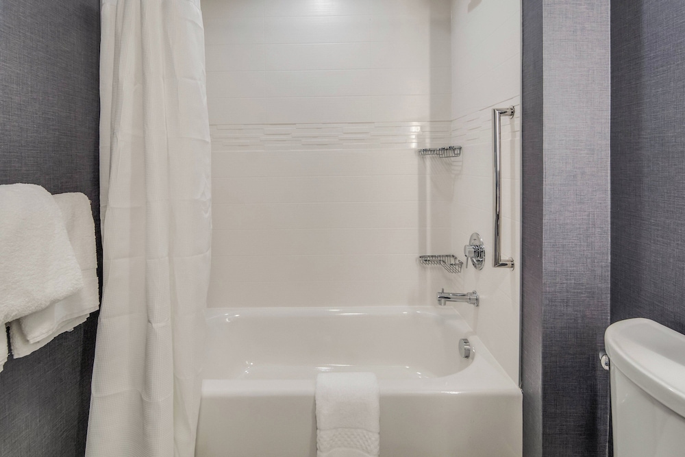 Suite, 2 Bedrooms - Photo 4
