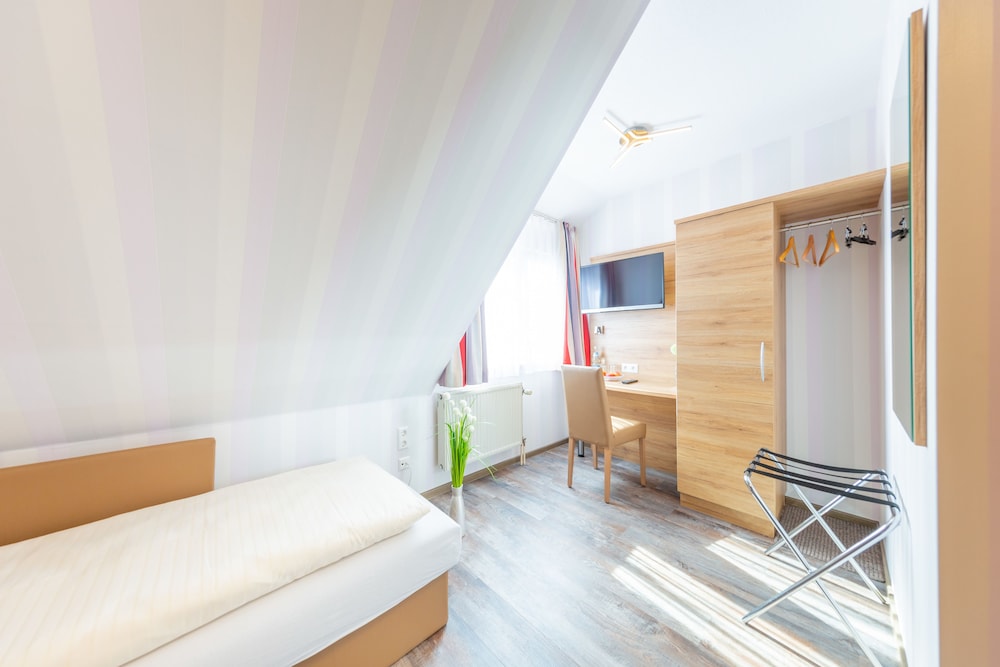 Twin Room - Photo 4