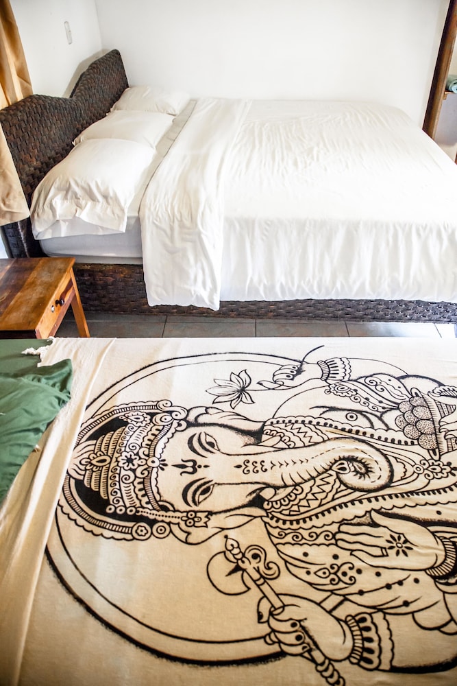 Comfort Room, 1 King Bed, Non Smoking, Courtyard View photo 2