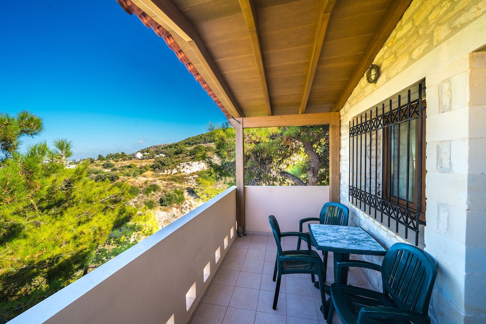Junior Bungalow Suite with Sea View thumbnail 5
