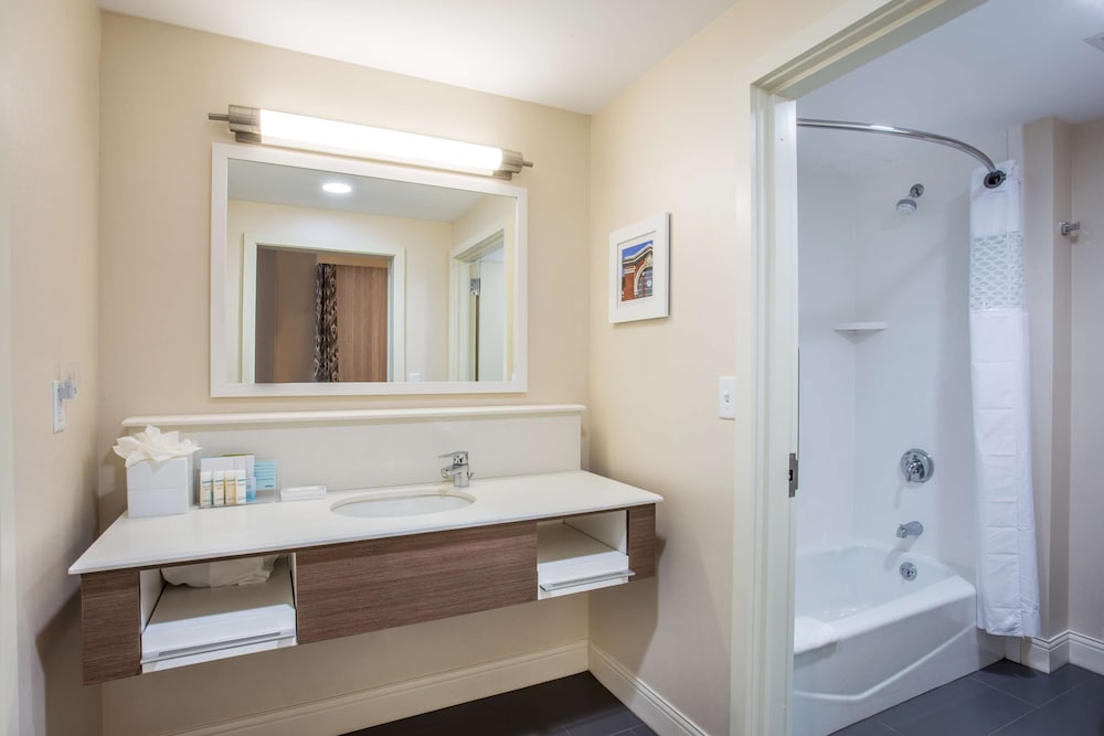 Room, 1 King Bed, Non Smoking, Refrigerator photo 3