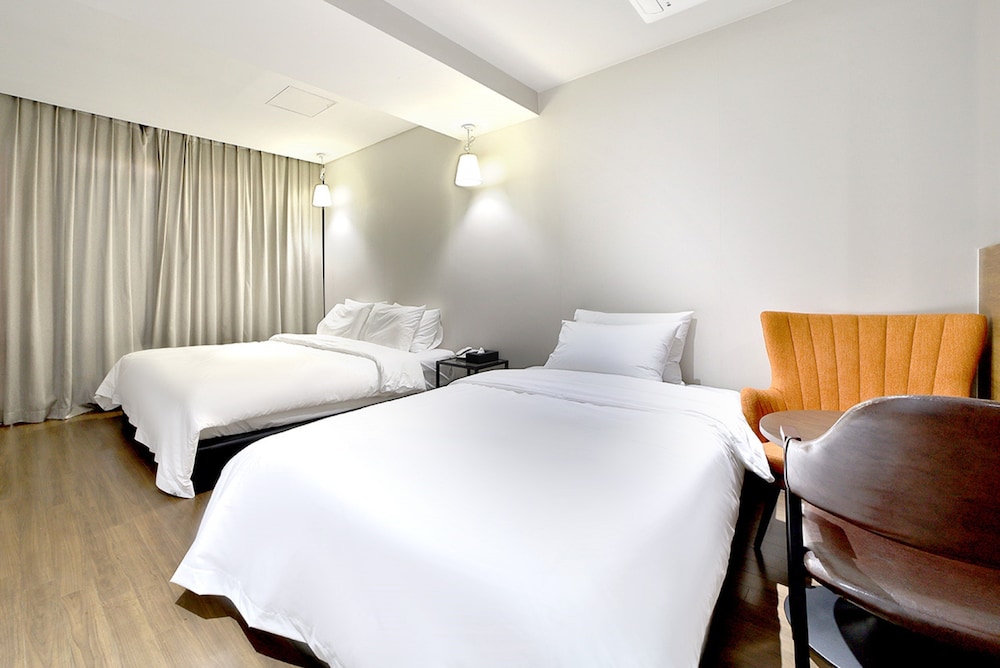 Signature Twin Room (Check-in time 6PM) photo 1