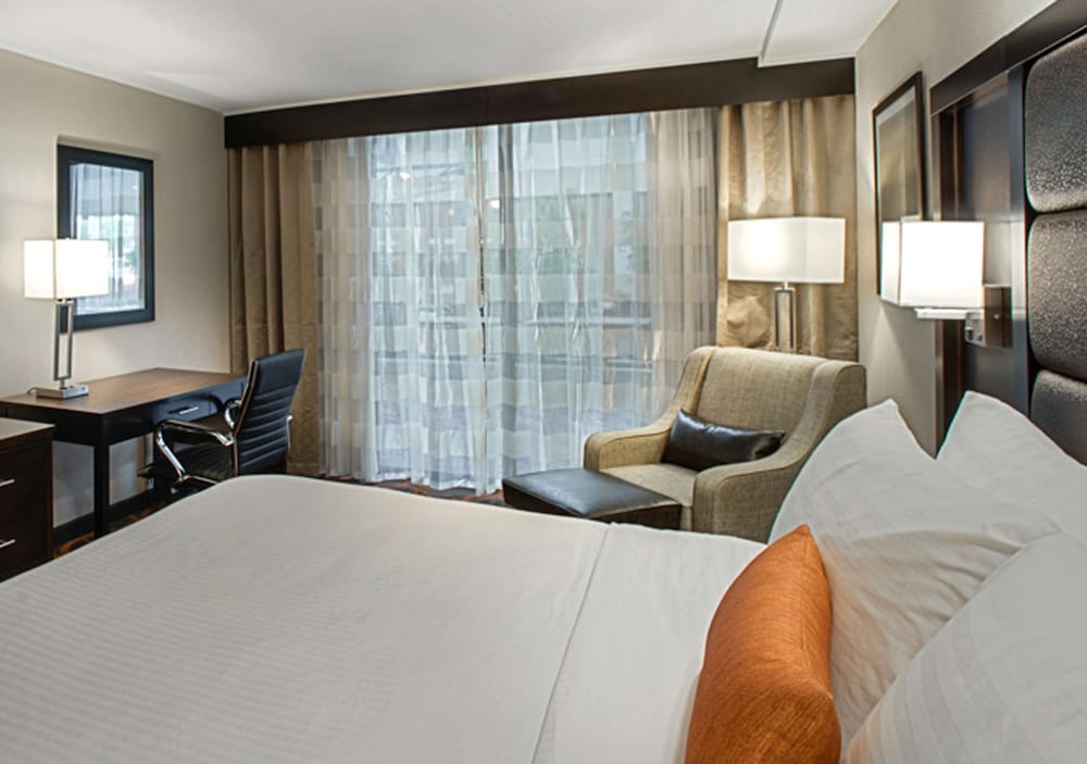 Standard Room, 1 King Bed, Accessible, Bathtub photo 2
