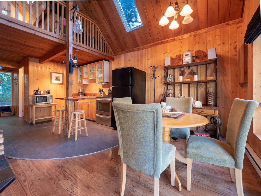 Romantic Cottage, Hot Tub (With Loft) photo 3