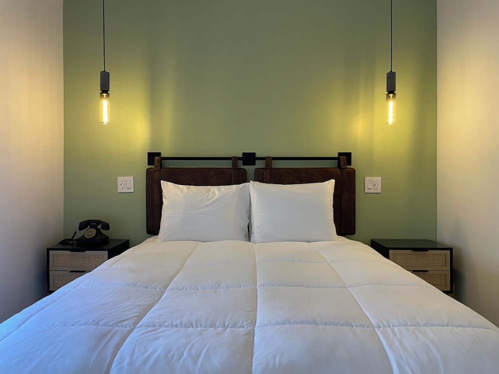 Condo, 1 Queen Bed with Sofa bed thumbnail 6