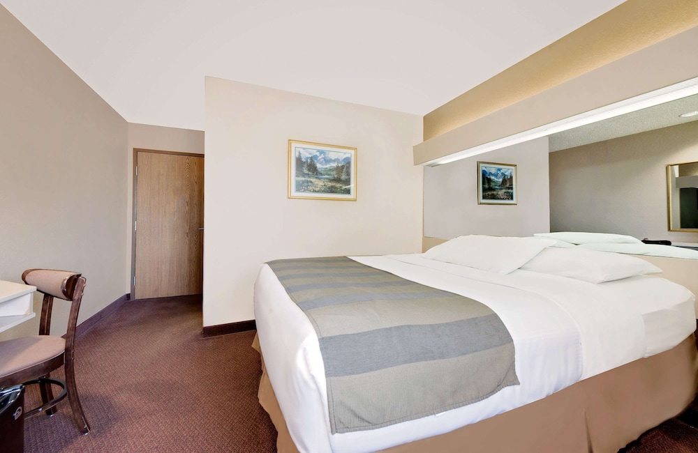 Suite, 1 Queen Bed, Accessible, Smoking photo 3