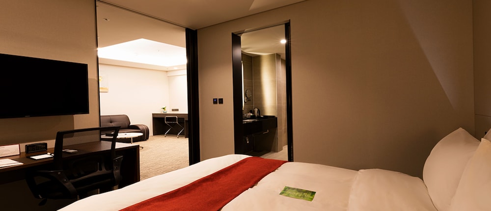 Suite, 1 Double Bed, Non Smoking - Photo 2