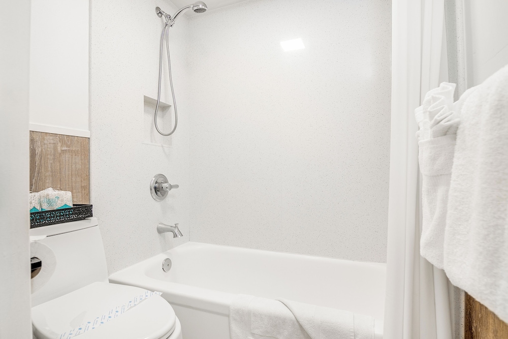High Floor Mountain View Condo with 2 Beds and Parking: Condo, 1 Bedroom, Mountain View (0152) photo