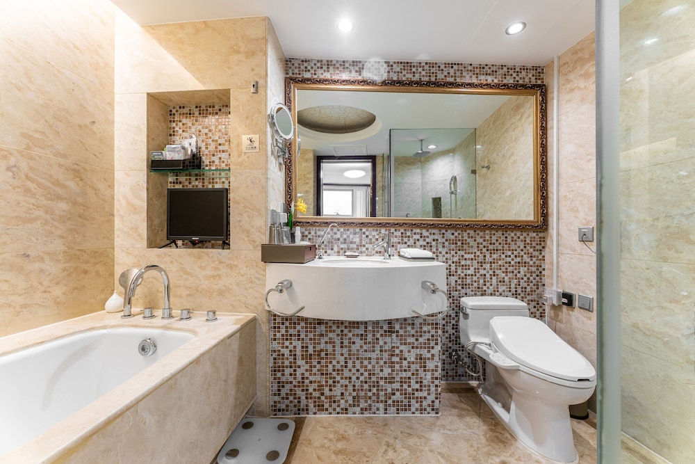 Executive Suite - Photo 2