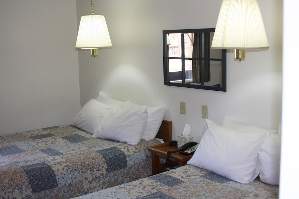 Larkspur #21 - (Motel Room, Upstairs w/ Kitchenette)
