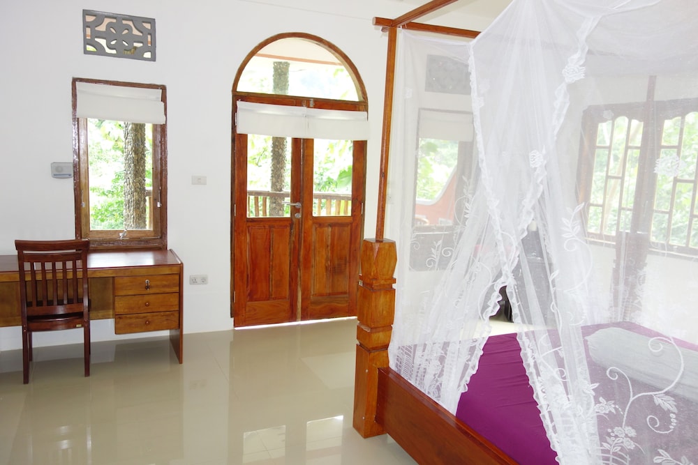 Deluxe Double Room, 1 King Bed with Sofa bed, Non Smoking photo 3