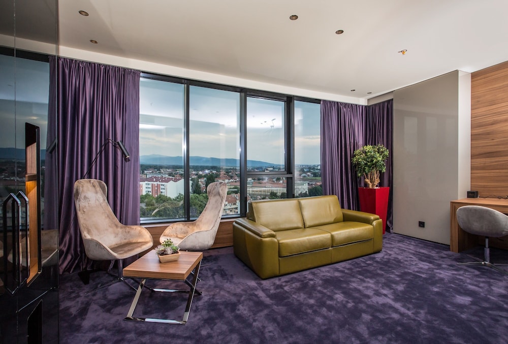 Executive Suite - Photo 1