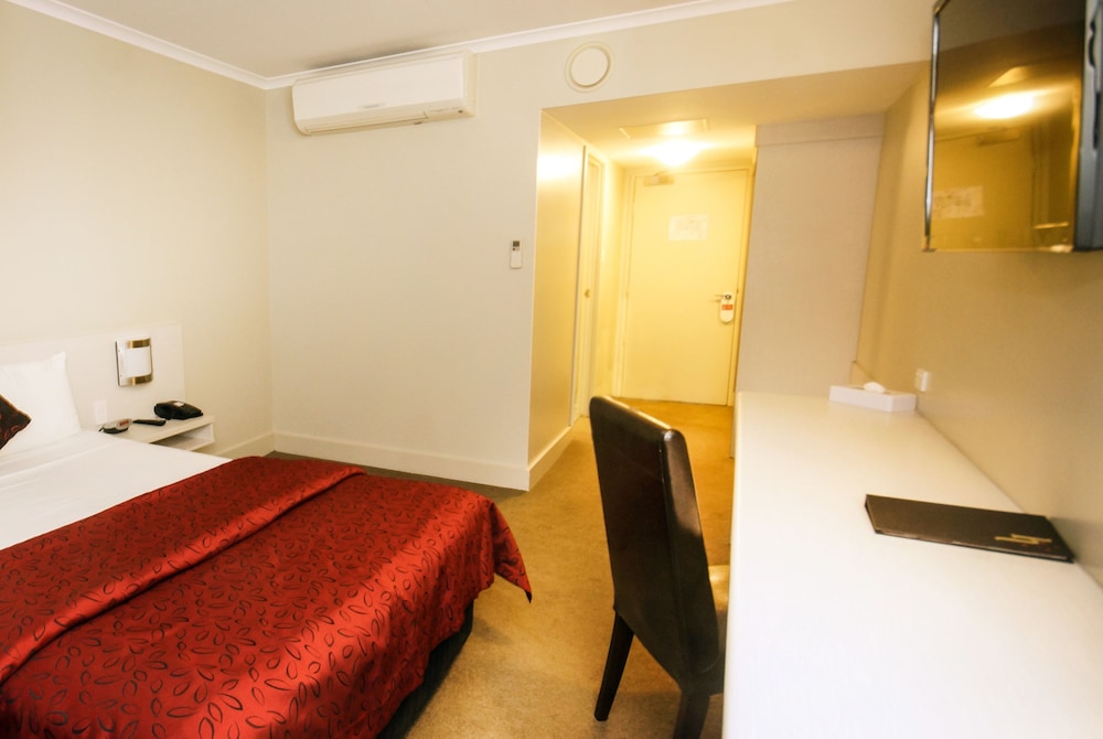 Deluxe Room, Non Smoking (Isa Deluxe Single Skylight) photo 1