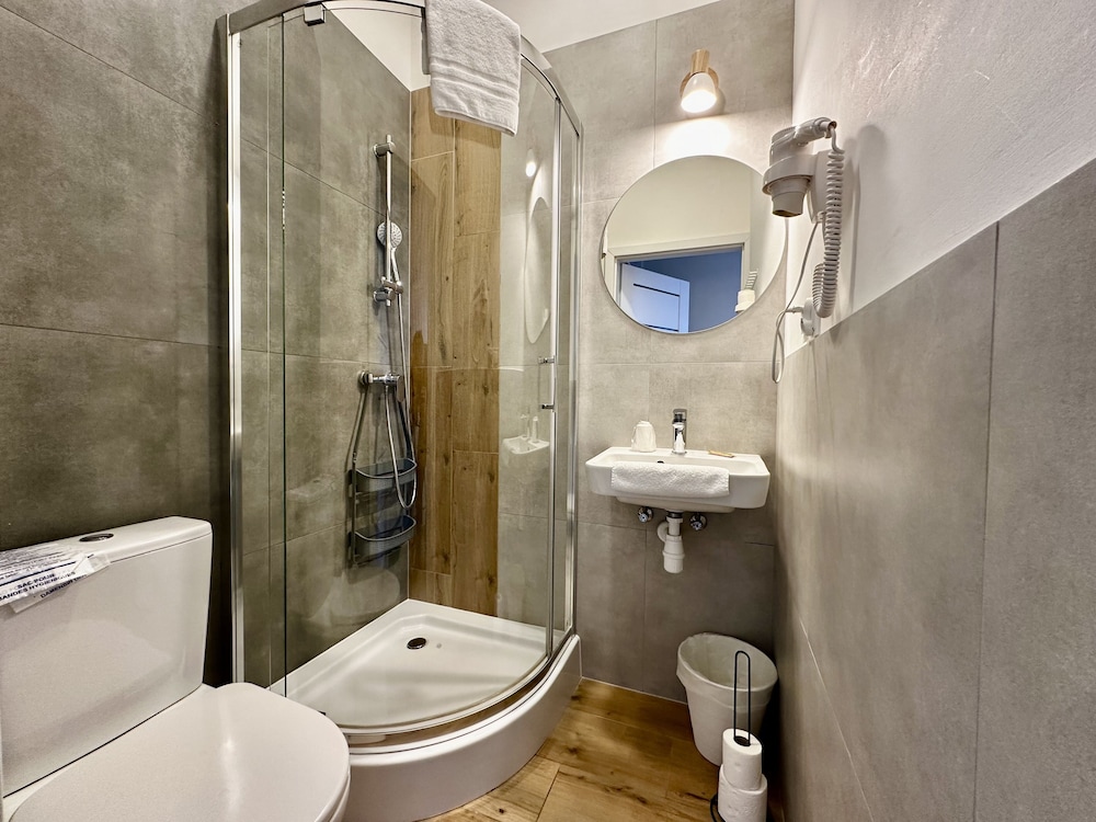 Classic Double Room thumbnail 5