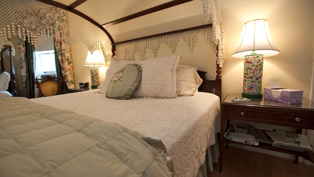 Deluxe Room, 1 King and 2 Single Beds, Ensuite (Magnolia Room) photo 3