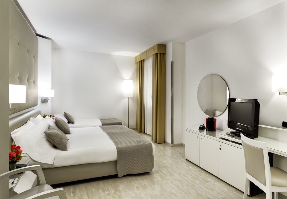 Standard Double or Twin Room - Photo 3