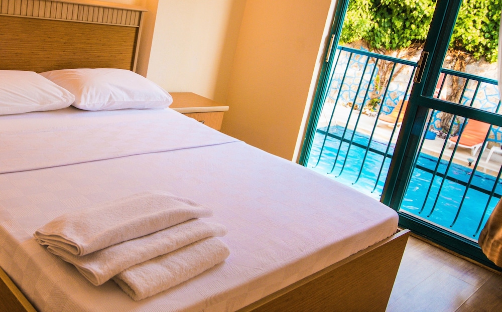 Standard Double or Twin Room, Pool View, Poolside