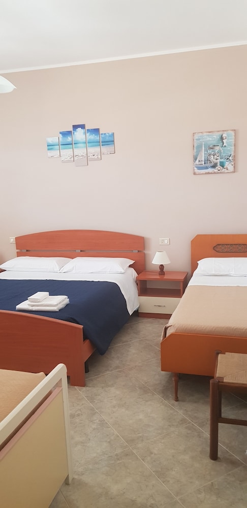 Deluxe Triple Room, 1 Queen Bed, Private Bathroom, City View (Balcony) photo 2