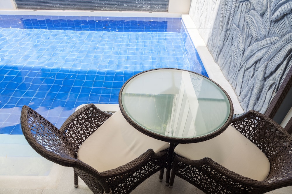 Deluxe w/ Direct Pool Access (East Wing - Main Roadside) photo 3