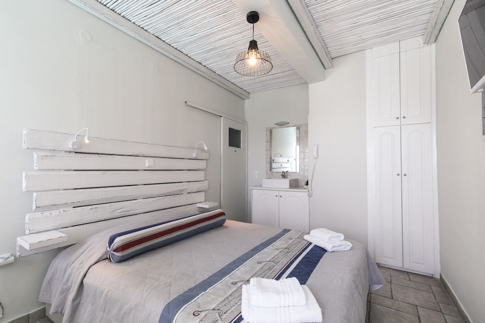 Standard Single Room, Pool View (Pool Level)