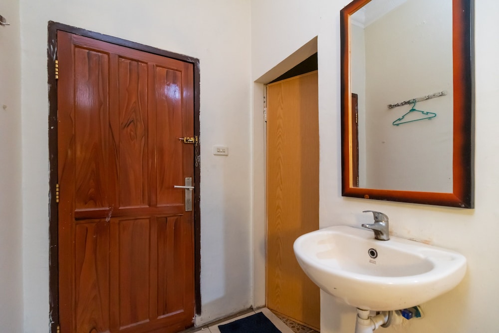 Twin Room (RedDoorz) - Photo 5