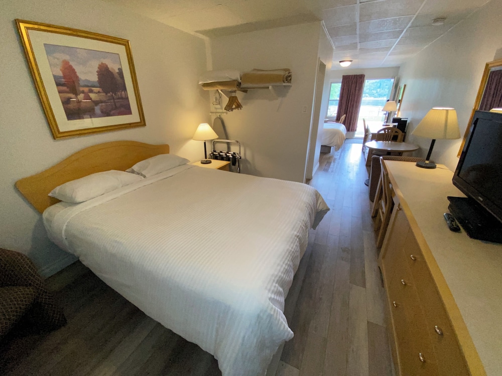 Economy Room, 2 Queen Beds, River View photo 1