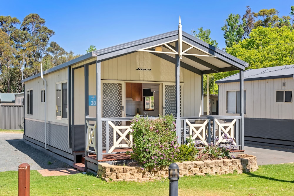Superior 2 Bedroom Cabin - Sleeps 6