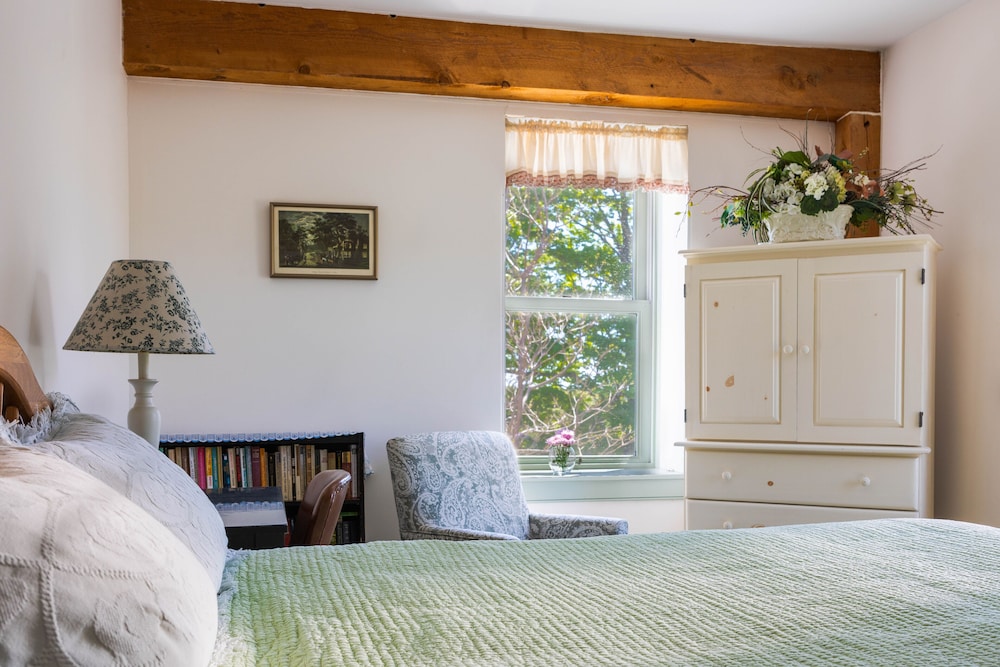 Traditional Room, 1 Queen Bed, Garden View, Private Bathroom