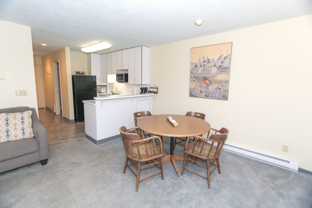 Signature Room, 1 King Bed with Sofa bed, Kitchen, Pool View (1 Bedroom Unit- 110- Pet Friendly) - Photo 12
