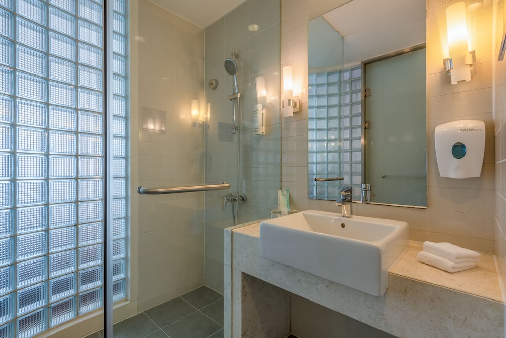 Suite, 1 King Bed - Photo 2